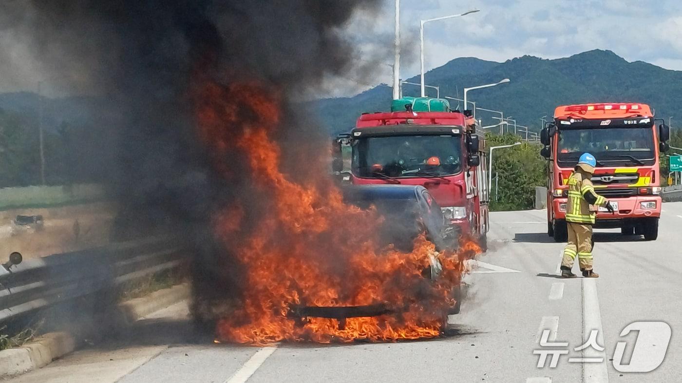 본문 이미지 - 17일 낮 12시 41분쯤 전남광주 장성군 장성읍 성산리 고창담양고속도로(광주 방향)를 달리던 한 승용차에서 화재가 발생했다.(전남광주통합소방본부 제공. 재판매 및 DB 금지) 2026.9.17 ⓒ 뉴스1 안재영 기자