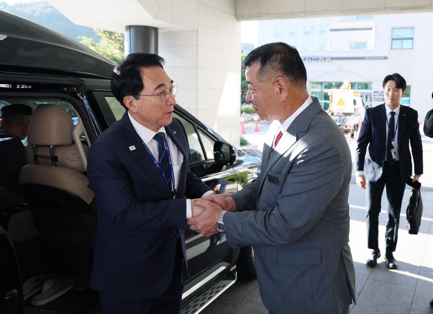 본문 이미지 - 박수현 충남지사(왼쪽)와 최원철 공주시장 (도 제공. 재판매 및 DB 금지)/뉴스1