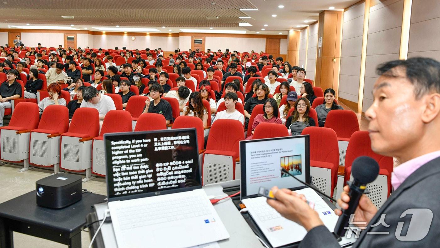 본문 이미지 - 백석현 전 창원출입국외국인사무소 소장이 17일 영진전문대에서 열린 '외국인 유학생 지역 정주를 위한 취업박람회'에서 특강을 하고 있다. (영진전문대 제공. 재판매 및 DB 금지)
