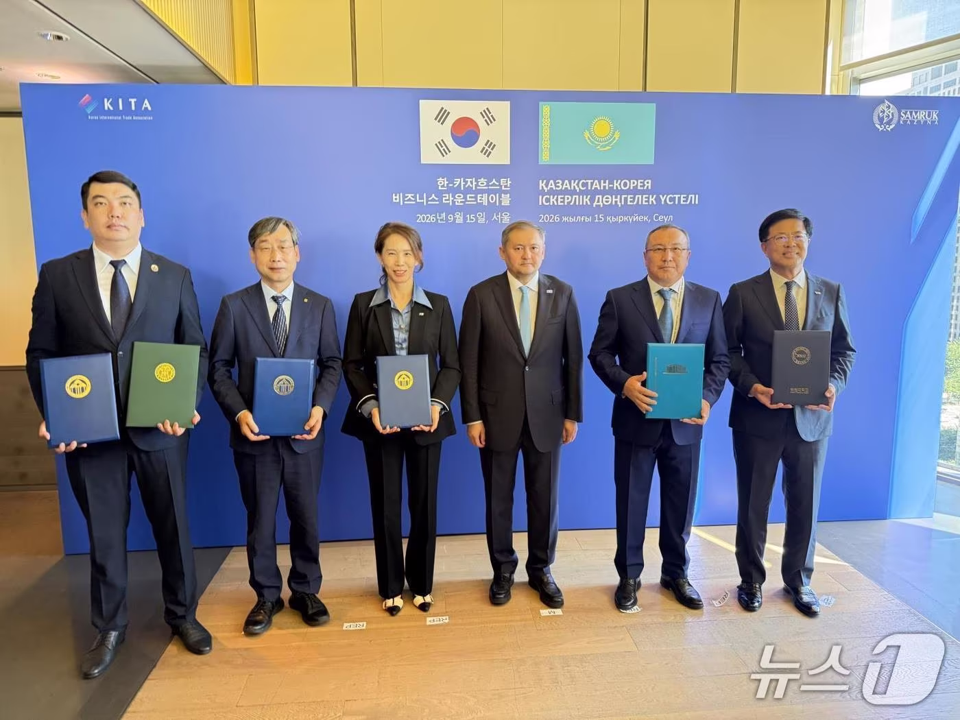 본문 이미지 - 국립한밭대학교와 카자흐스탄 대학 및 교육기관 대표들이 함께 업무협약 후 기념촬영을 하고 있다. 왼쪽에서 두 번째가 국립한밭대학교 오용준 총장. (국립한밭대학교 제공. 재판매 및 DB금지) /뉴스1