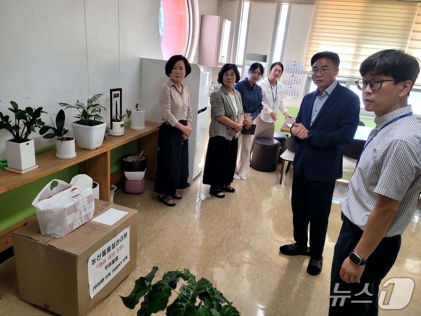 본문 이미지 - 속초시 조양동 행정복지센터와 조양동 지역사회보장협의체는 17일 조양초·청대초·청봉초등학교 취약계층 아동 30명에게 총 150만 원 상당의 기프트카드를 전달했다.(속초시 제공. 재판매 및 DB 금지) 2026.9.17/뉴스1