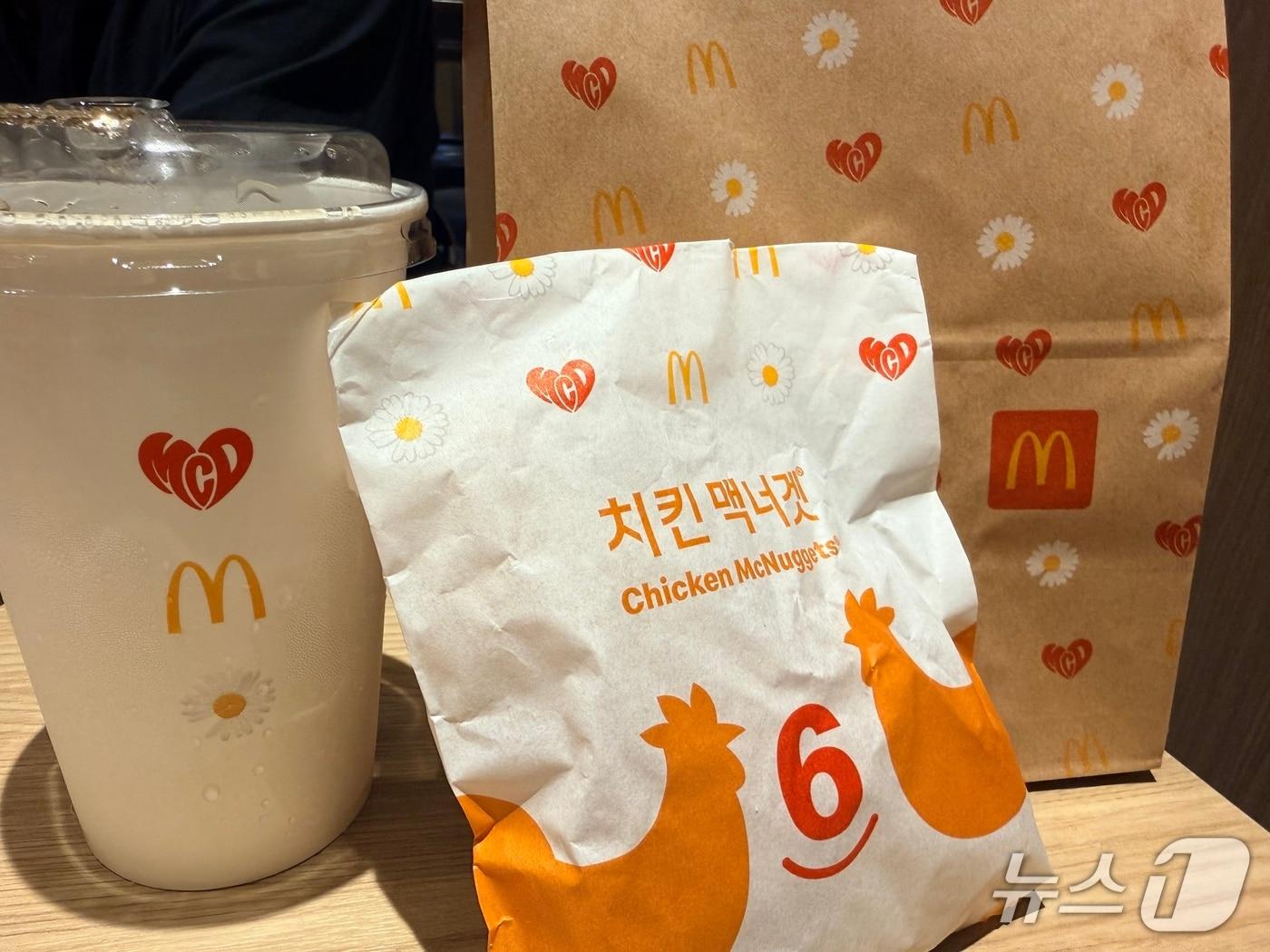 본문 이미지 - 고추장 버터 버거 구매 시 골든 아치와 맥도날드 하트, 데이지 꽃이 그려진 패키지를 받을 수 있다. ⓒ News1 황두현 기자