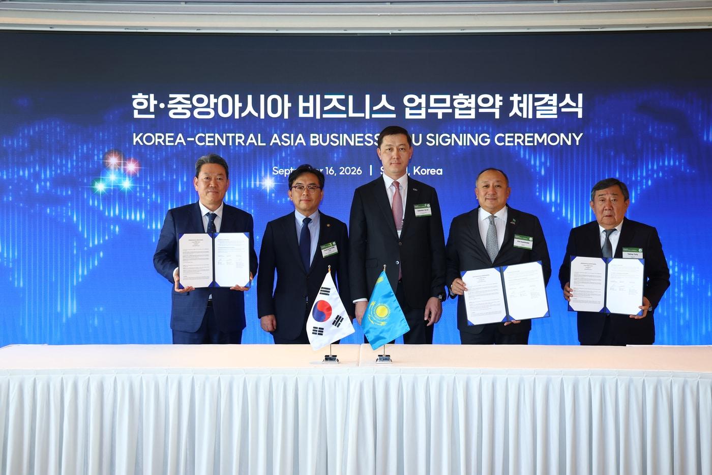 본문 이미지 - 알라타우 시티 프로젝트 추진을 위한 협약 체결 후 현대차그룹 기획조정담당인 서강현 사장(왼쪽 첫번째), 비야체슬라프 킴 유나이티드 그룹 알라타우 회장, 최유리 카스피안 그룹 회장 등이 기념사진을 찍고 있다. (현대차그룹 제공)