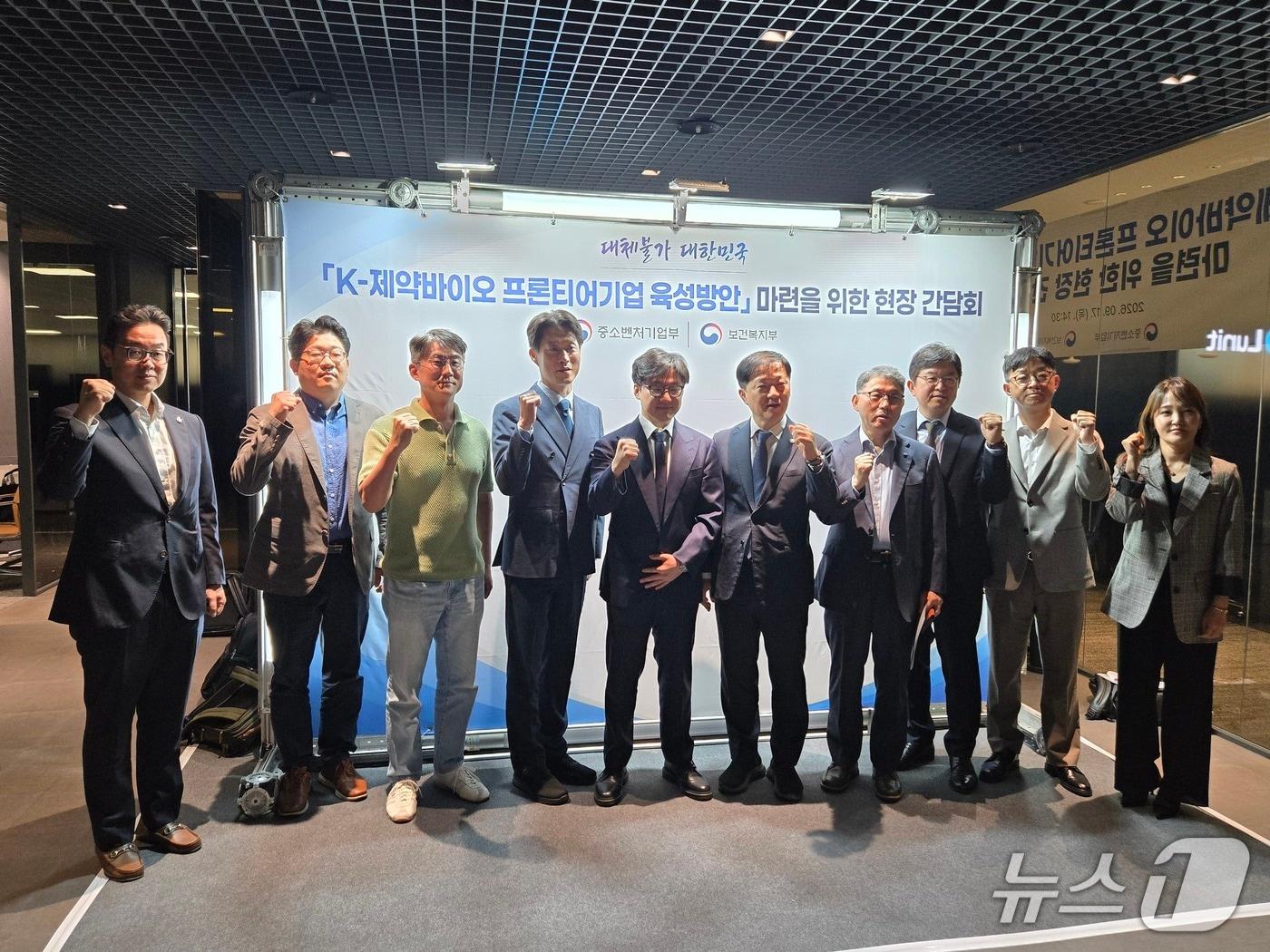 본문 이미지 - 17일 오후 2시 서울 강남구 소재 '루닛' 사옥에서 열린 'K-제약바이오 프론티어기업 육성방안 마련을 위한 현장 간담회'에 앞서 참석자들이 기념 촬영을 하는 모습. 왼쪽부터 김태훈 오토텔릭바이오 대표, 양희정 바이온사이트 대표, 최원우 큐티스 바이오 대표, 노용석 중소벤처기업부 제1차관, 서범석 루닛 대표, 이형훈 보건복지부 제2차관, 홍성한 비씨월드제약 대표, 송교석 메디픽셀 대표, 김건수 큐로셀 대표, 김주희 인벤티지랩 대표. 2026.09.17 ⓒ 뉴스1 이상혁 기자