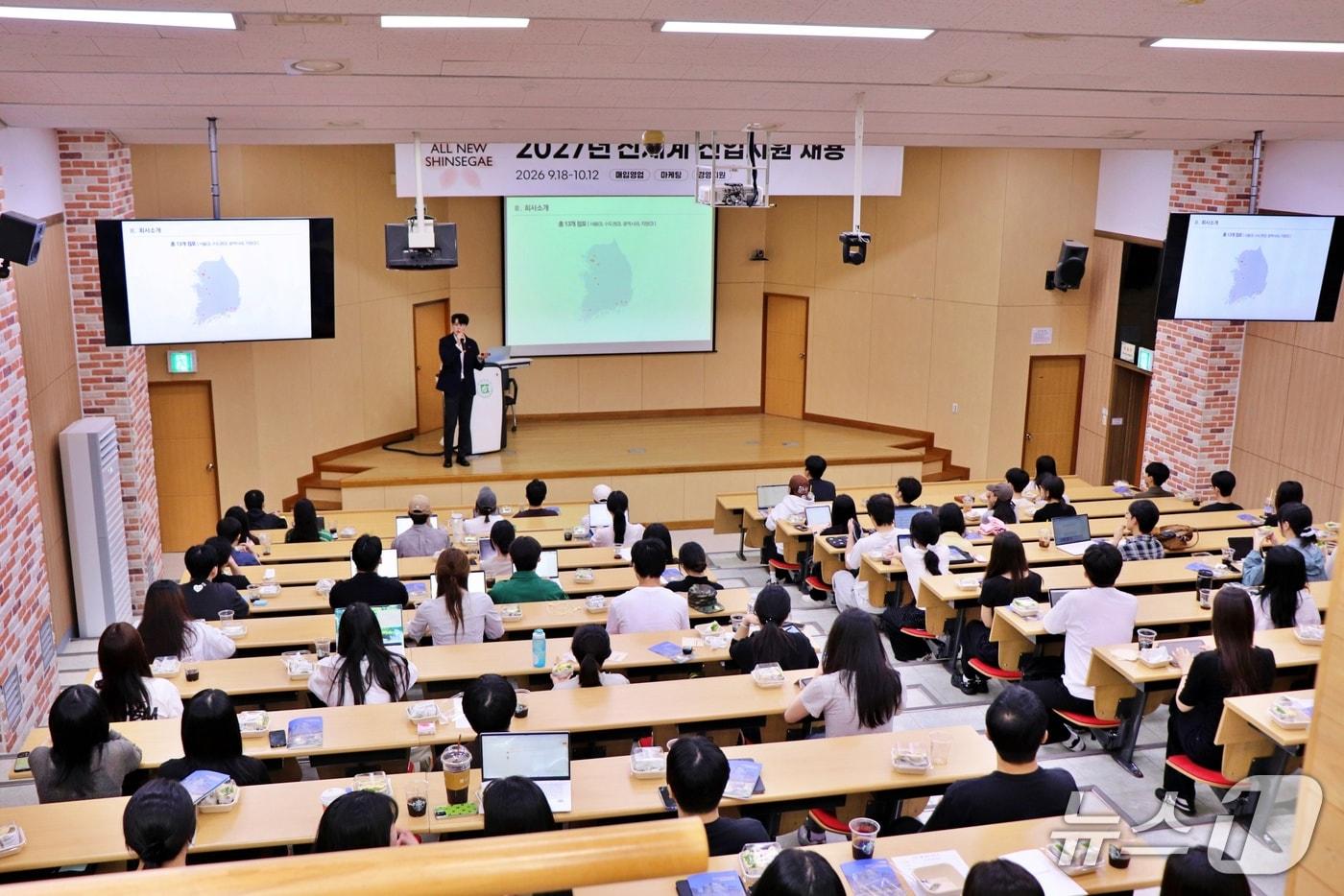 본문 이미지 - 17일 전남대학교 도서관 별관에서 진행된 '캠퍼스 리크루팅'에서 광주신세계 인사팀 소속 현직자가 취업 준비생에게 신세계에 대해 설명하고 있다. (광주신세계 제공. 재판매 및 DB 금지) 