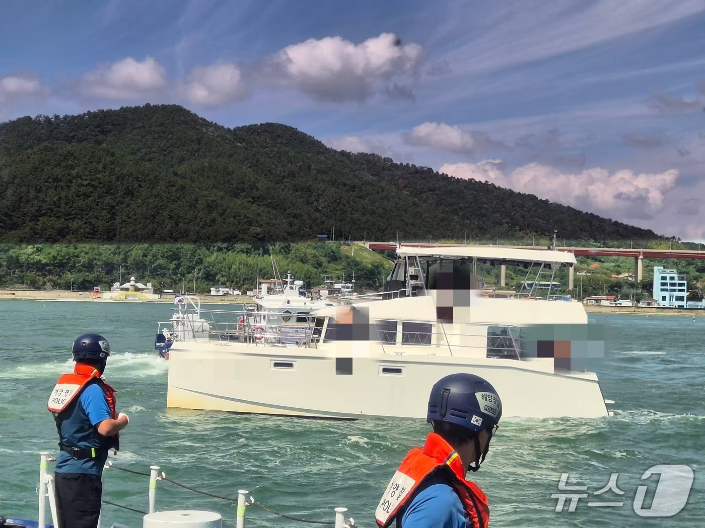 본문 이미지 - 17일 오전 11시 32분쯤 경남 거제시 장목면 궁농항 인근 해상에서 33명이 탑승한 15톤급 모터보트 A 호가 표류하고 있다는 신고가 접수돼 해경이 안전 조치하고 있다.(창원해경 제공. 재판매 및 DB 금지)