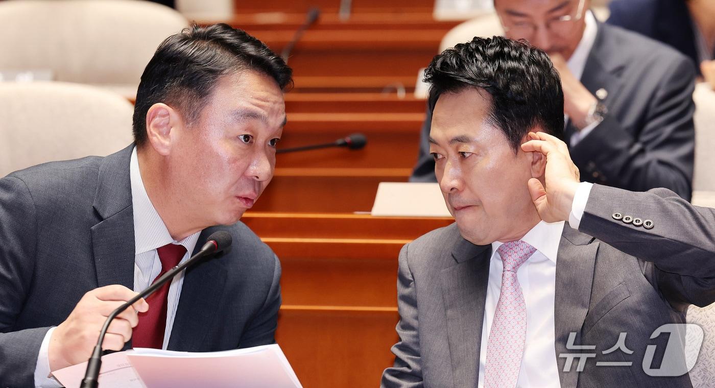 본문 이미지 - 장동혁 국민의힘 대표가 17일 서울 여의도 국회에서 열린 의원총회에서 정희용 사무총장(조강특위 위원장)과 대화를 나누고 있다. 2026.9.17 ⓒ 뉴스1 박지혜 기자