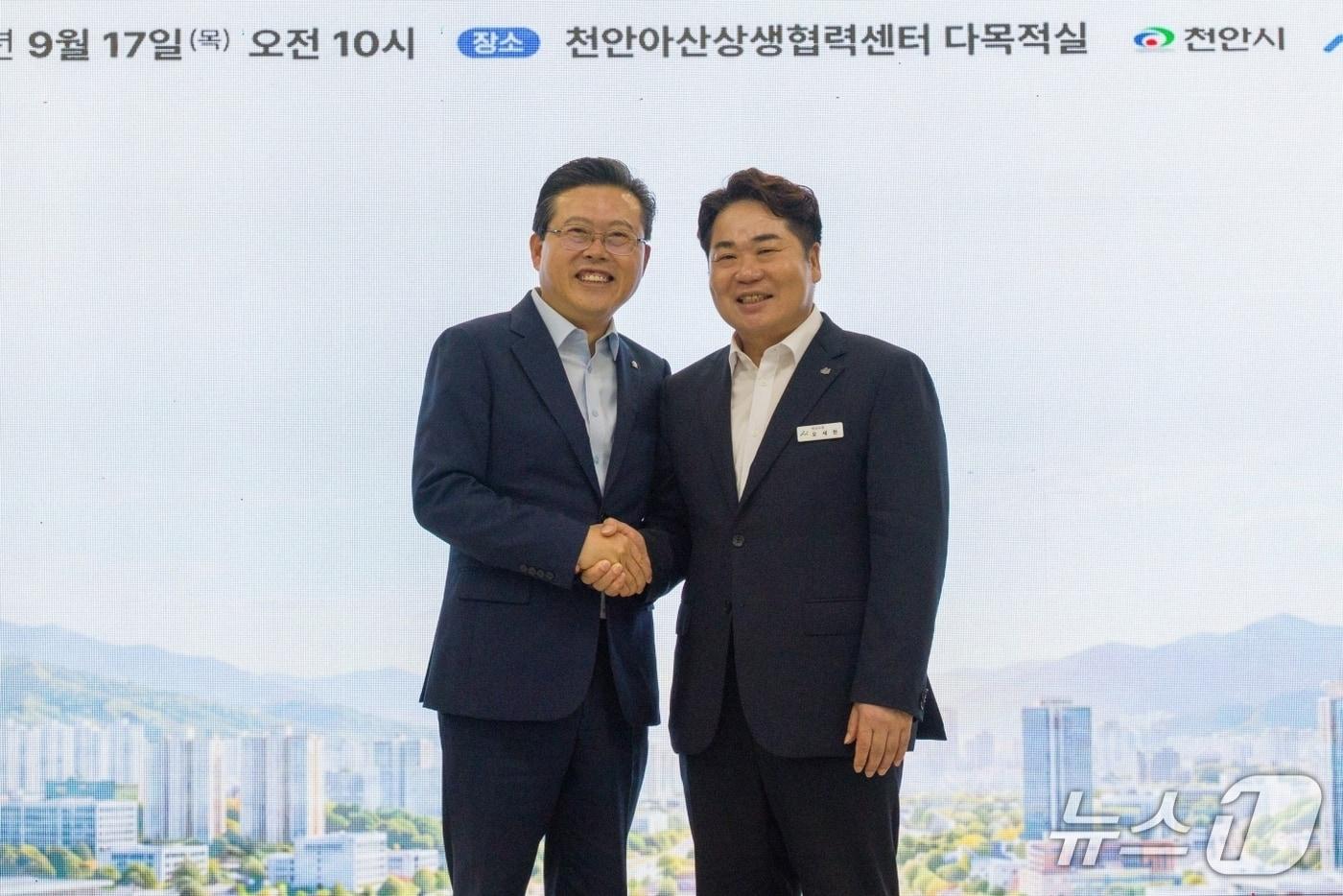 본문 이미지 - 왼쪽부터 장기수 천안시장, 오세현 아산시장. (아산시 제공. 재판매 및 DB 금지) /뉴스1