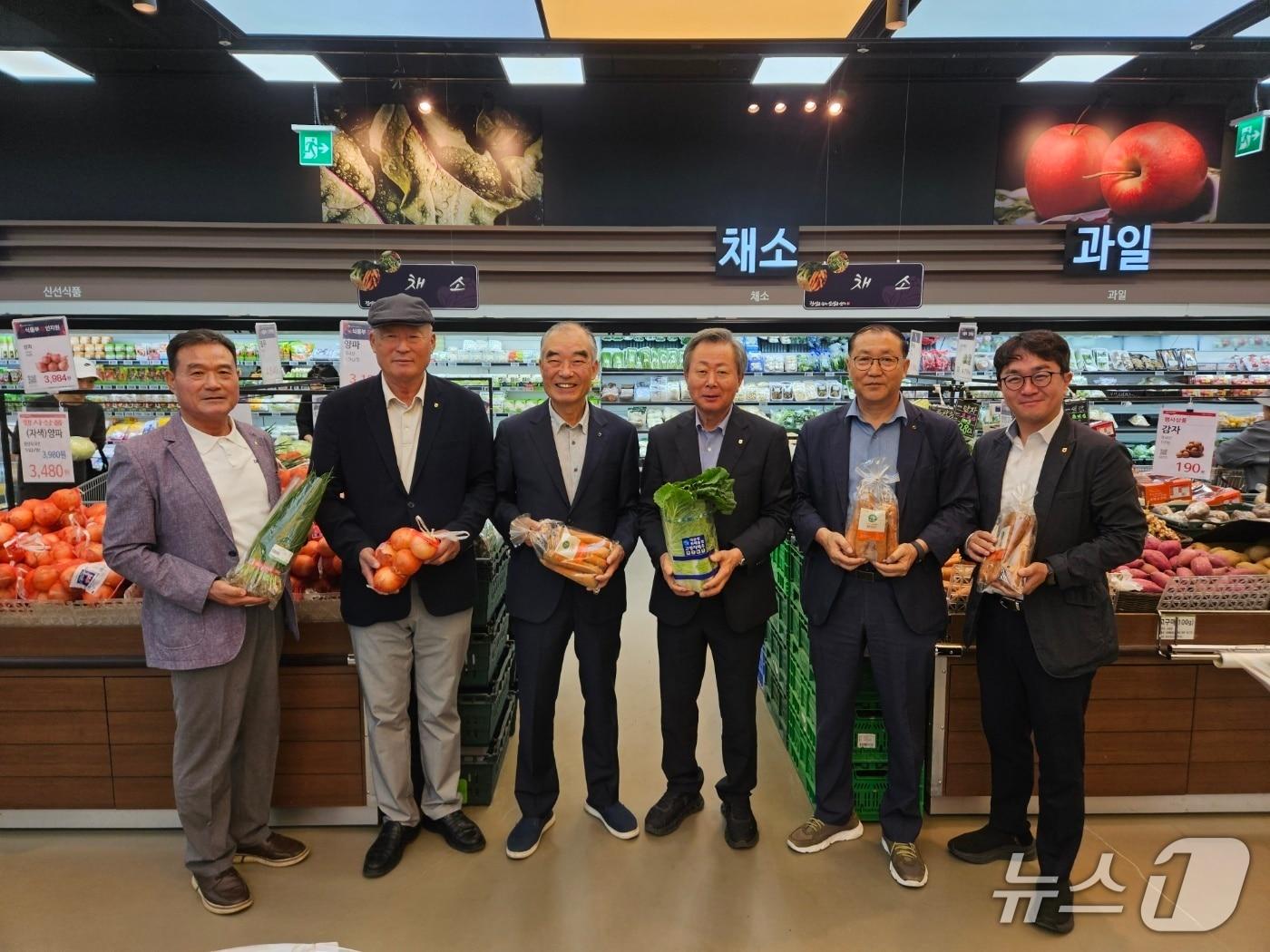 본문 이미지 - 하나로마트 선도농축협 강원협의회는 17일 동해농협 하나로마트에서 운영위원회를 개최했다.(농협 강원본부 제공. 재판매 및 DB 금지)/뉴스1