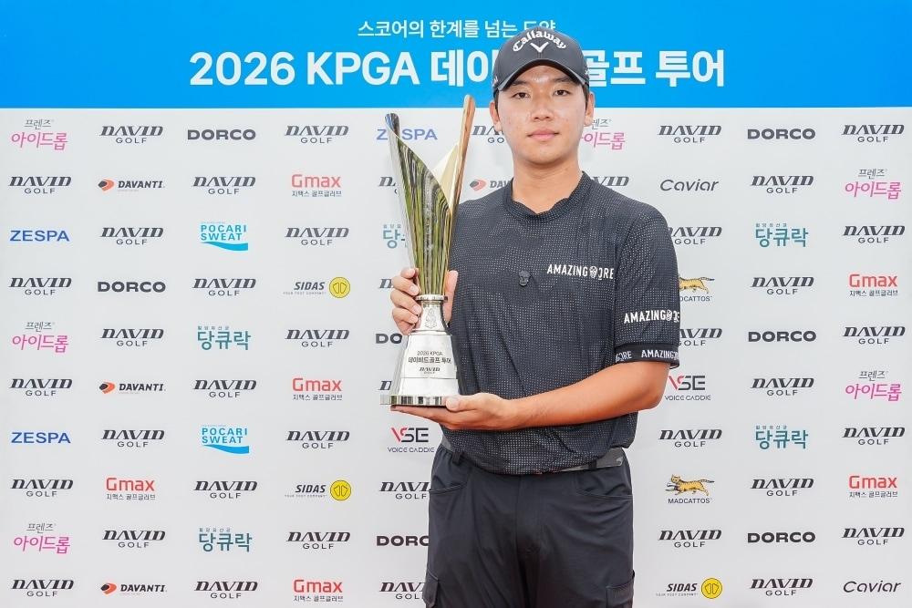 본문 이미지 - 권성훈(23)이 2026 KPGA 데이비드골프 투어 19회 대회에서 우승하며 시즌 2승에 성공했다.