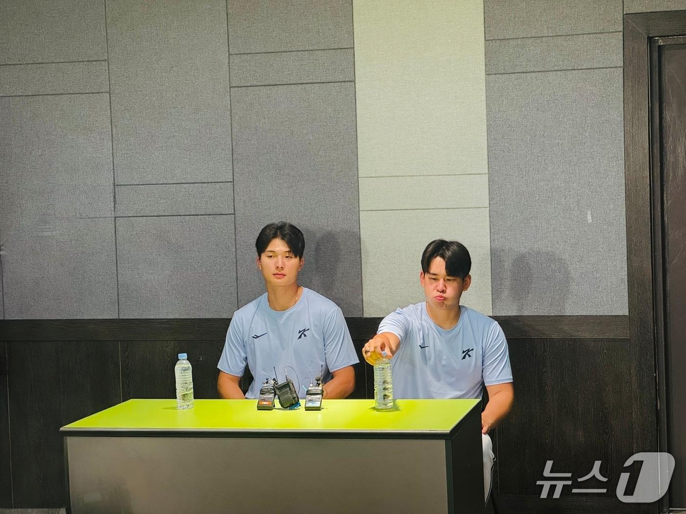 본문 이미지 - 야구 대표팀 윤동희(왼쪽)와 김진욱. ⓒ 뉴스1 서장원 기자