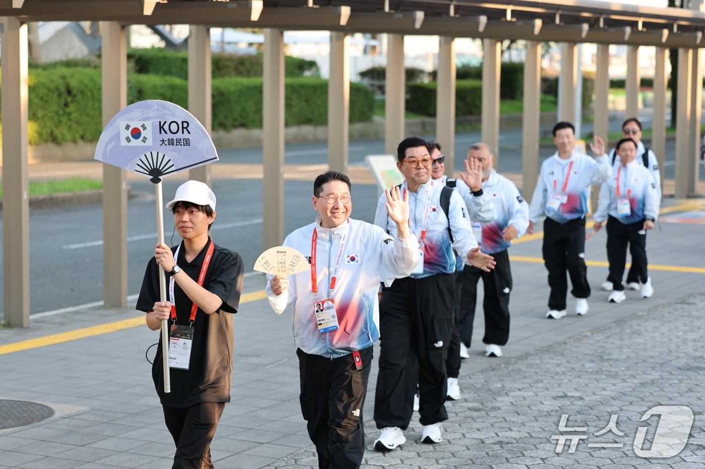 본문 이미지 - 이상현 선수단장 등 대한민국 국가대표 선수단이 지난 17일 일본 나고야 2026 아이치·나고야 아시안게임 선수촌에서 열린 입촌식에 참석하고 있다. 2026.9.17 ⓒ 뉴스1 김도우 기자