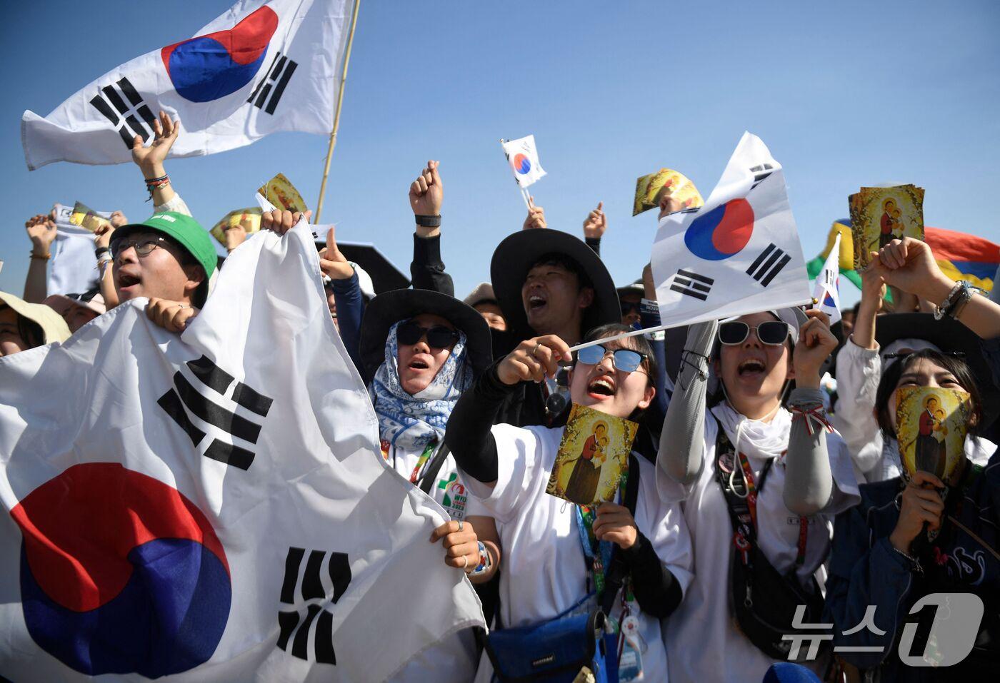 본문 이미지 - 지난 2023년 포르투갈 리스본에서 열린 세계청년대회에 참여한 한국인들ⓒ AFP=뉴스1