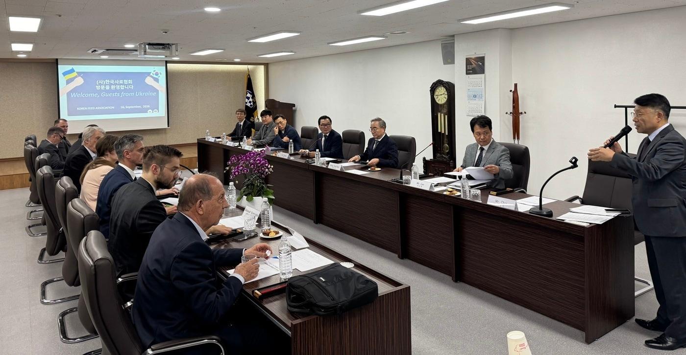 본문 이미지 - 빅토르 유센코 우크라이나 前 대통령을 비롯한 방문단과 한국사료협회 관계자들이 협회 대회의실에서 협력 방안을 논의하고 있다(협회 제공). ⓒ 뉴스1