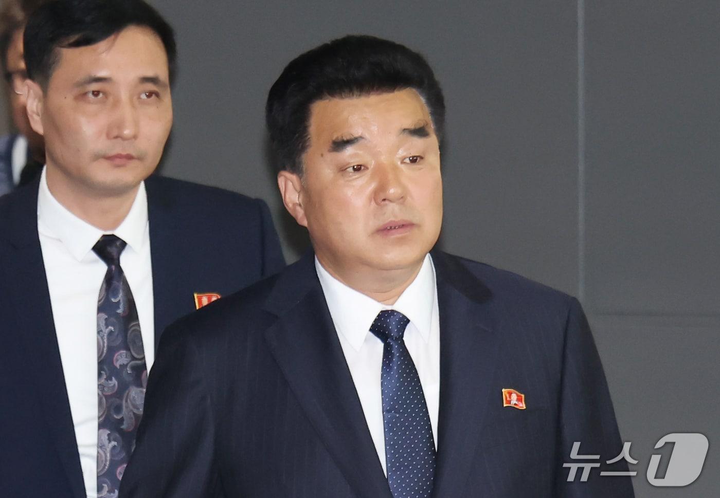 본문 이미지 - 2026 아이치·나고야 아시안게임에 출전하는 북한의 선수단장인 김일국 체육상이 17일 일본 나고야 츄부국제공항을 통해 입국하고 있다. 2026.9.17 ⓒ 뉴스1 김민지 기자
