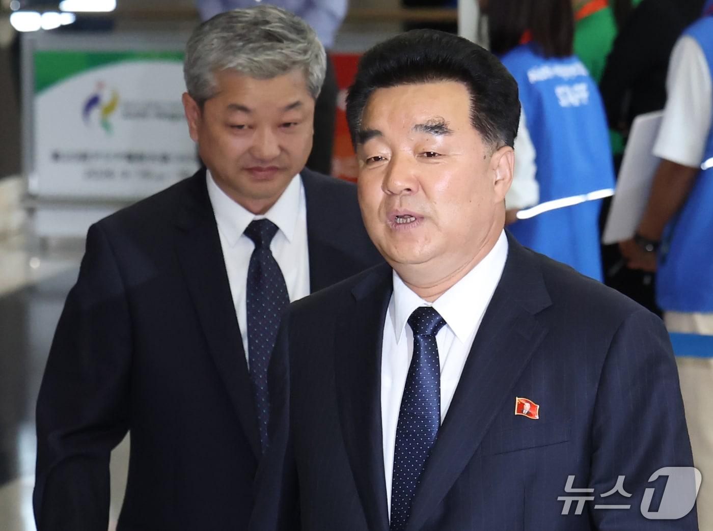 본문 이미지 - 2026 아이치·나고야 아시안게임에 출전하는 북한의 선수단장인 김일국 체육상이 17일 일본 나고야 주부국제공항을 통해 입국하고 있다. 2026.9.17 ⓒ 뉴스1 김민지 기자
