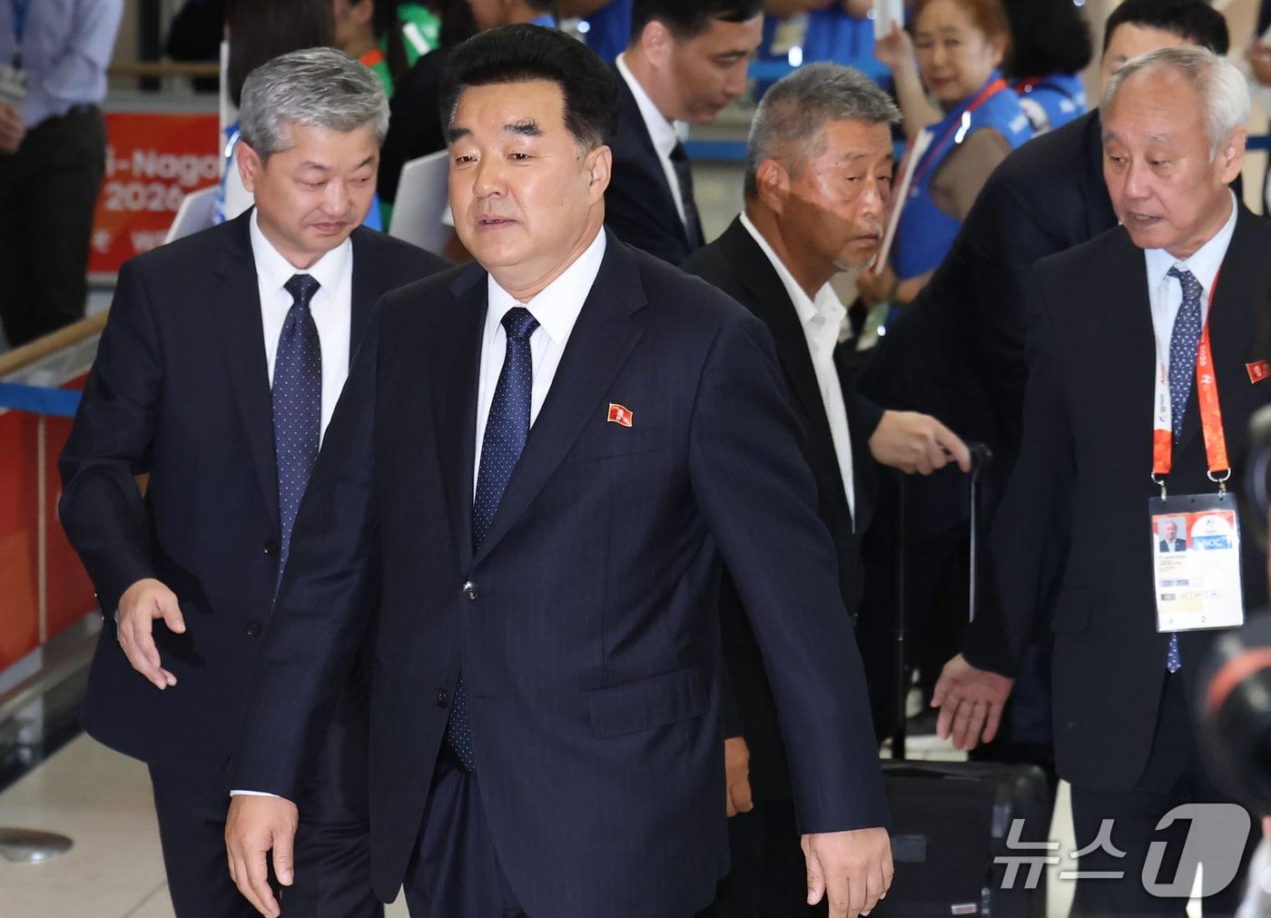 본문 이미지 - 2026 아이치·나고야 아시안게임 북한 선수단장인 김일국 체육상(왼쪽에서 두 번째)이 지난 17일 일본 나고야 주부국제공항을 통해 입국하고 있다. 2026.9.17 ⓒ 뉴스1 김민지 기자