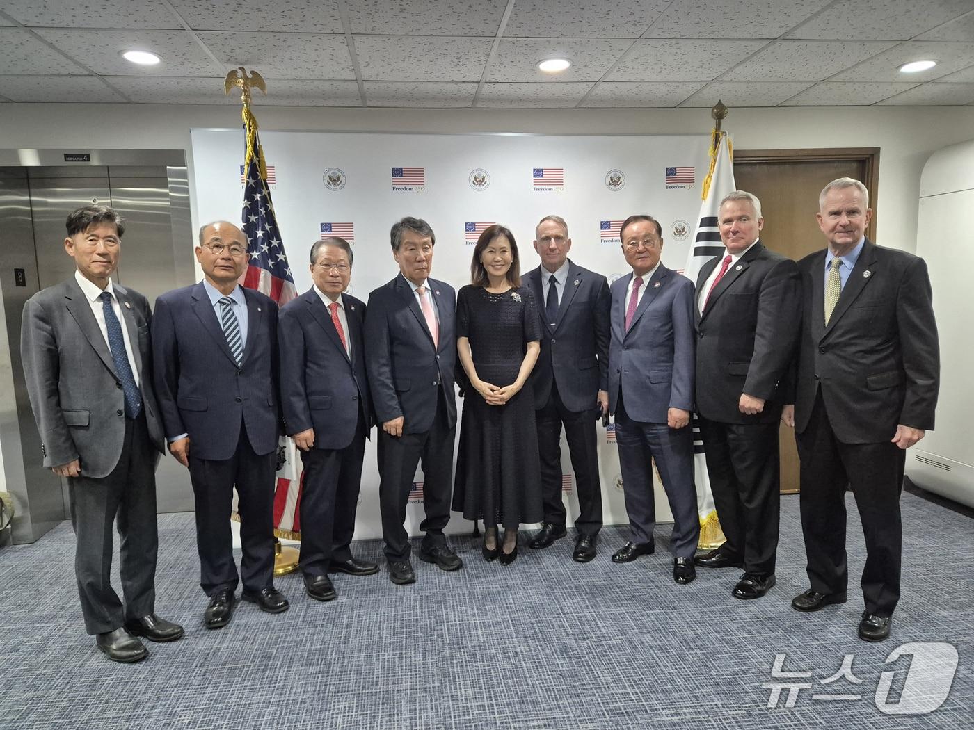 본문 이미지 - 17일 한미동맹재단과 주한미군전우회 관계자가 미셸 스틸 주한미국대사와 기념 촬영을 하고 있다. (한미동맹재단 제공)