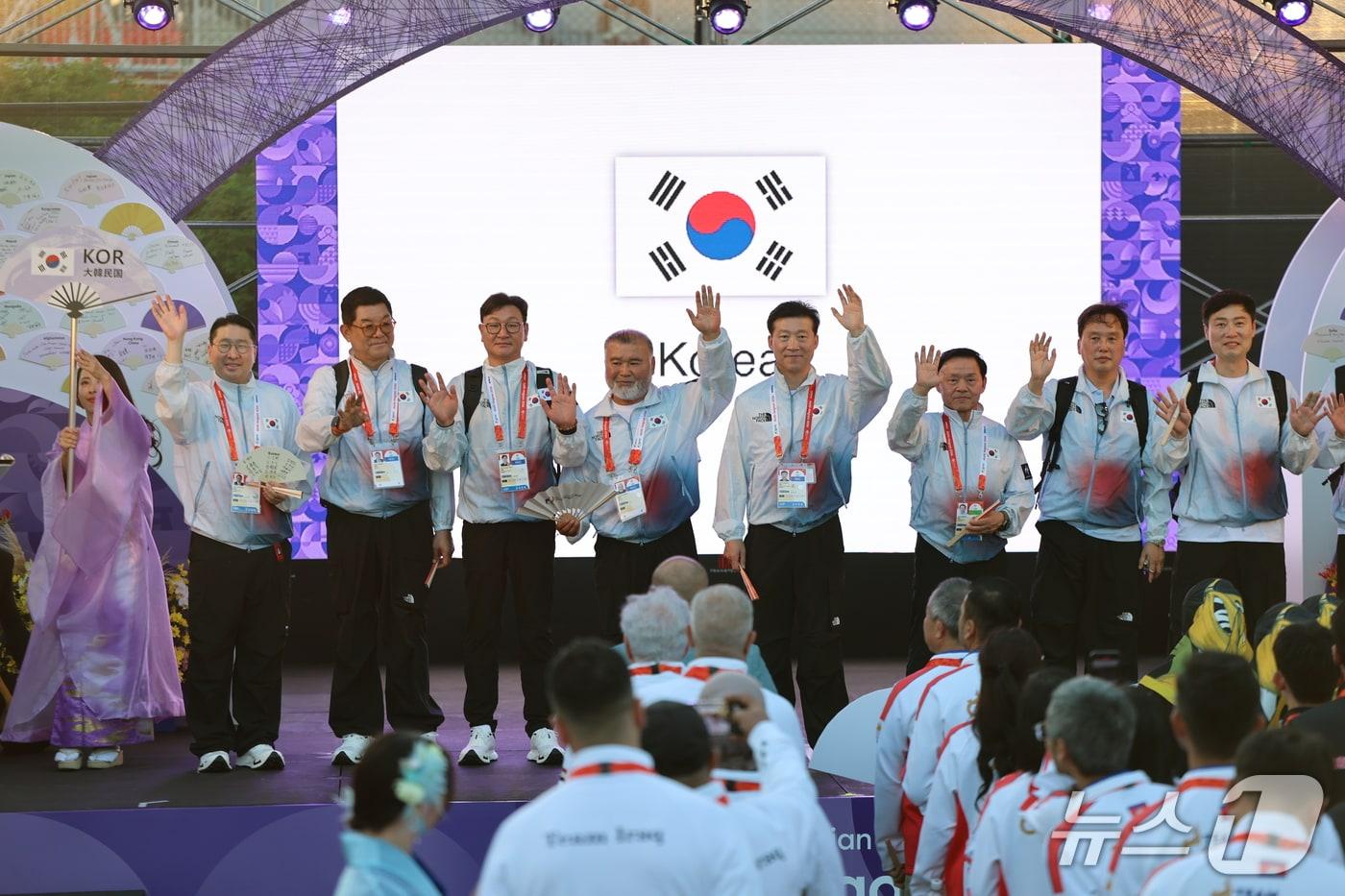 본문 이미지 - 이상현 선수단장 등 대한민국 국가대표 선수단이 17일 일본 나고야 2026 아이치·나고야 아시안게임 선수촌에서 열린 입촌식에서 손을 흔들고 있다. 2026.9.17 ⓒ 뉴스1 김도우 기자