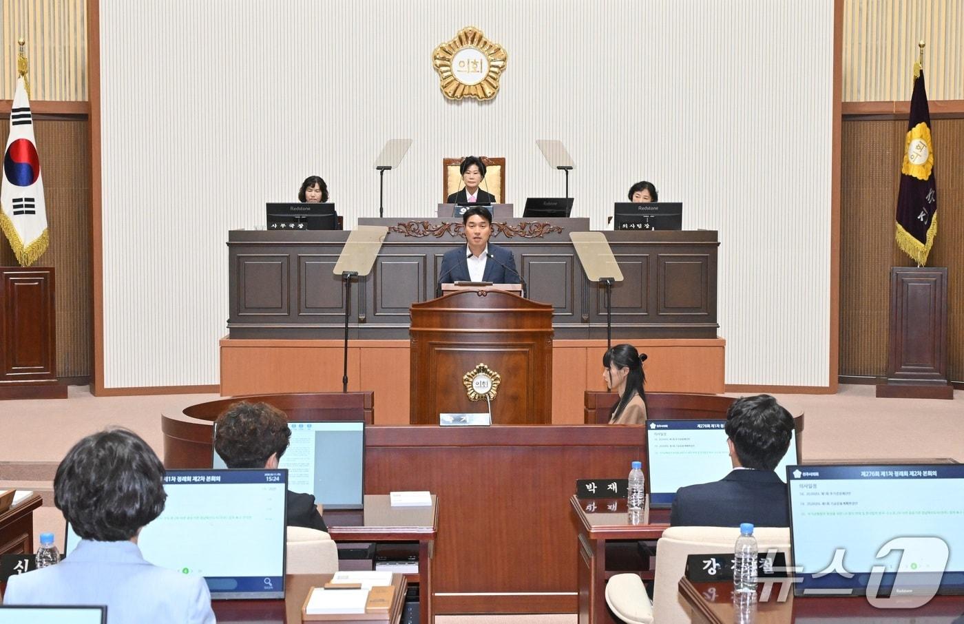 본문 이미지 - 신현국 진주시의원이 17일 시의회 본회의장에서 한국발전 본사 진주 유치 등의 대정부 건의안을 발표하고 있다(시의회 제공. 재판매 및 DB 금지)