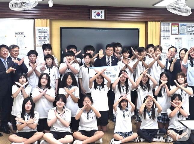 본문 이미지 - 최교진 교육부 장관이 17일 군산동원중학교에서 '나의 꿈, 나의 선택'이라는 주제로 한 강연을 통해 학생들과 소통하는 시간을 가졌다.(전북교육청 제공, 재판매 및 DB 금지).