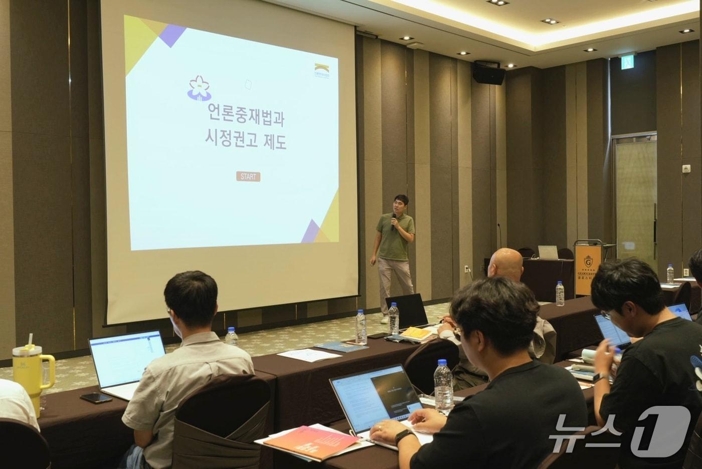 본문 이미지 - 17일 전북 전주 글로스터호텔 강의실에서 '지역 언론을 위한 자살·인권 보도 톺아보기' 주제의 전문 연수가 진행됐다.(전북기자협회 제공. 재판매 및 DB 금지)/뉴스1