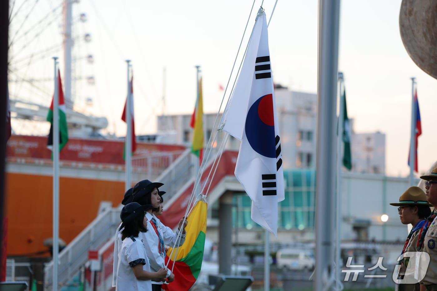 본문 이미지 - 17일 일본 나고야항에 마련된 2026 아이치·나고야 아시안게임 선수촌 입촌식에서 태극기가 게양되고 있다. 2026.9.17 ⓒ 뉴스1 김도우 기자