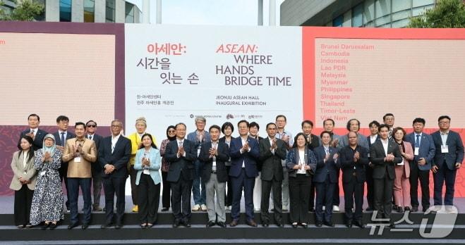 본문 이미지 - 17일 한국전통문화전당 야외공간에서 ‘전주 아세안홀’ 개관식이 개최됐다.(전주시 제공, 재판매 및 DB 금지).