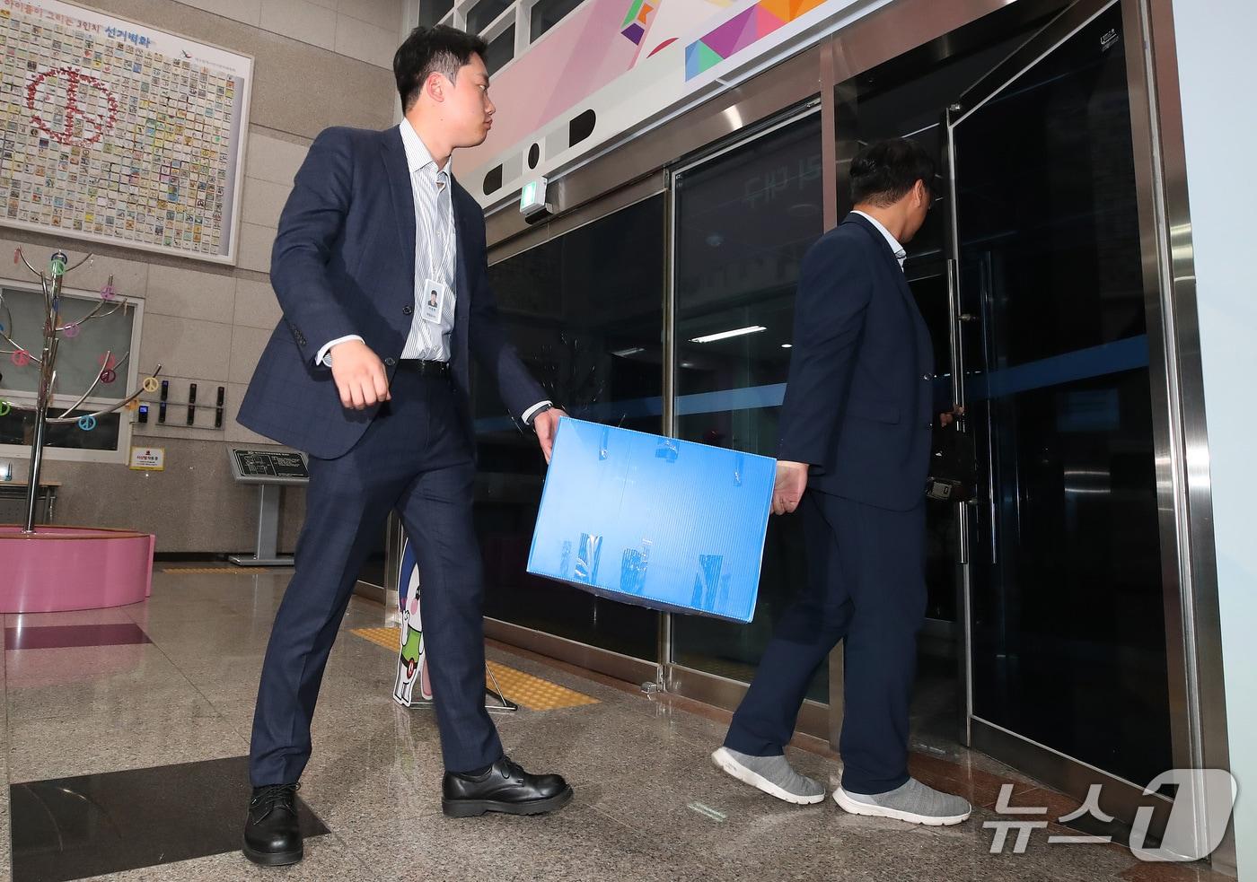 본문 이미지 - 6·3 지방선거 투표용지 부족 사태를 수사하는 선관위 특검팀이 17일 오후 대구시 선거관리위원회에 대한 압수수색을 마친 뒤 압수 물품을 챙겨 청사를 나서고 있다. 2026.9.17 ⓒ 뉴스1 공정식 기자