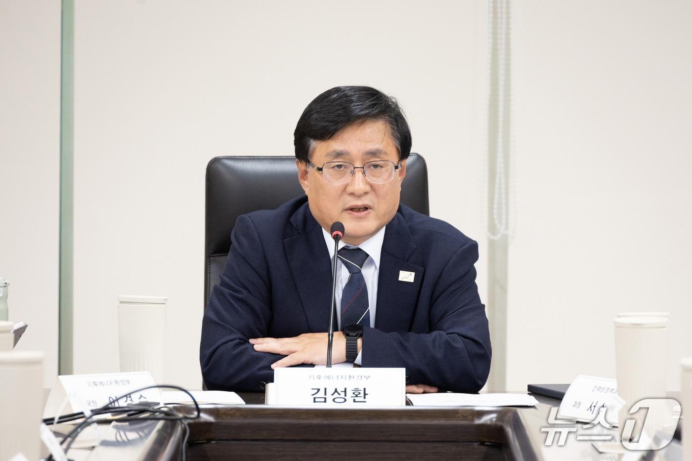 본문 이미지 - 김성환 기후에너지환경부장관이 서울 중구 한국전력공사 경인건설본부에서 재생에너지 보급 혁신 TF 1차 회의를 주재하고 있다. (기후에너지환경부 제공. 재판매 및 DB 금지) 2026.9.17 ⓒ 뉴스1