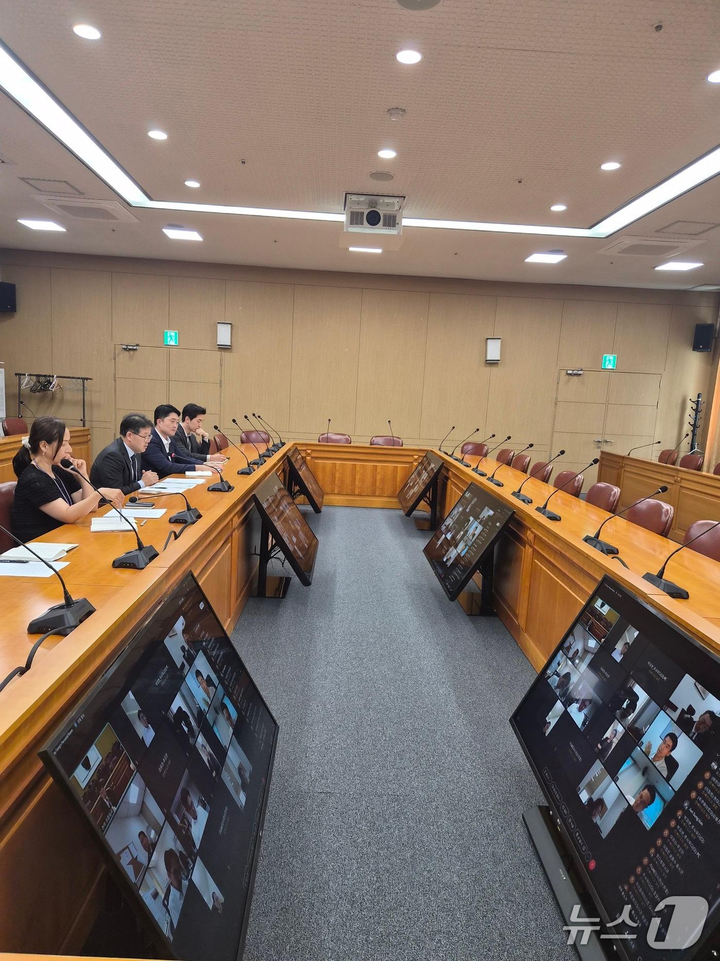 본문 이미지 - 외교부는 17일 윤영기 아중동국 심의관 주재로 중동 및 홍해 정세 불안에 따른 국내 원유 수급과 에너지 공급망 영향을 점검하기 위해 본부-공관 화상회의를 개최했다고 밝혔다.