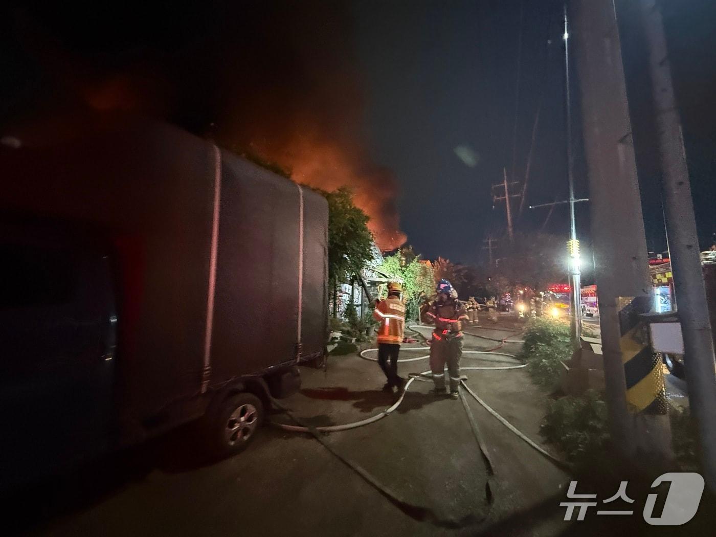 본문 이미지 - 17일 광명 비닐하우스 화재 (경기도소방재난본부 제공. 재판매 및 DB 금지)