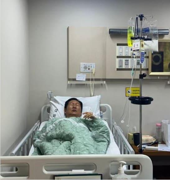본문 이미지 -  지난 16일 아침 오한 발열로 병원에 긴급 입원해 금식 치료를 받고 있는 정청래 전 더불어민주당 대표. 대표직 수행, 전당대회 등 강행군으로 인한 피로누적이 원인으로 1주일 가량 병원에서 치료받을 예정이다. (SNS 갈무리. 재판매 및 DB 금지) ⓒ 뉴스1