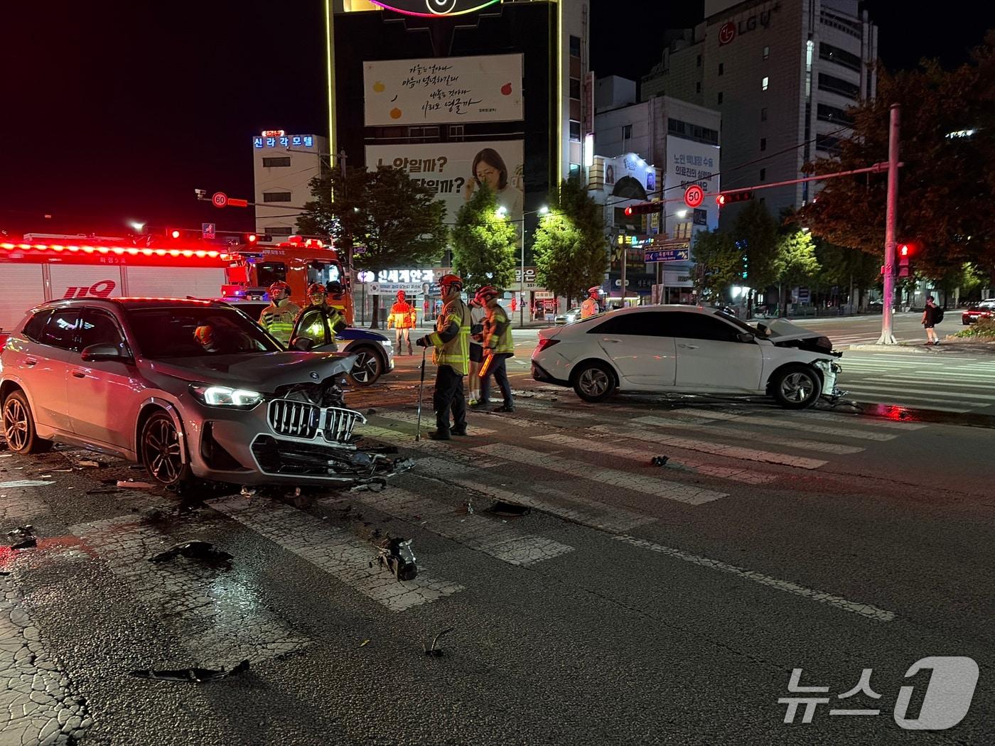 본문 이미지 - 18일 오전 0시 22분쯤 전남광주 서구 광천동 광천사거리에서 신호를 위반하고 직진하던 차가 좌회전 중이던 차를 들이받았다. (전남광주소방본부 제공. 재판매 및 DB 금지)