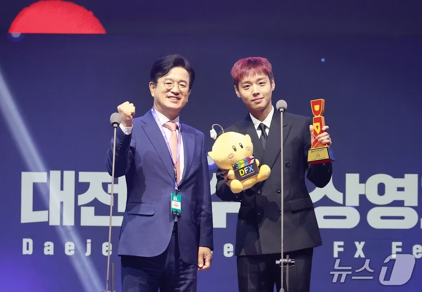 본문 이미지 - 배우 박지훈이 연기상 부문 대상을 수상한 뒤 허태정 시장과 기념 촬영을 하고 있다. (대전시 제공) / 뉴스1