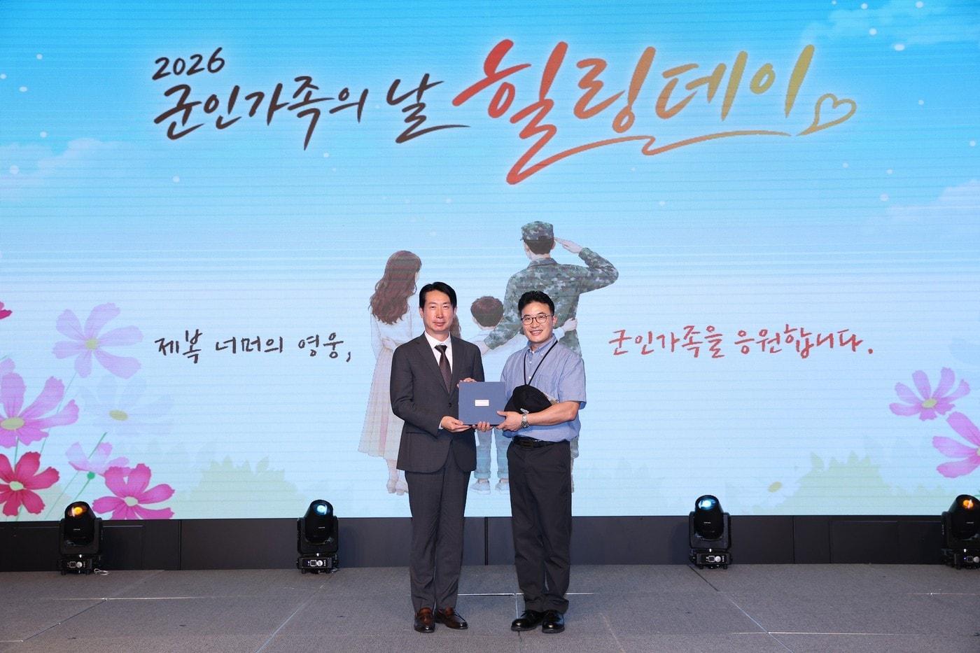 본문 이미지 - 한화가 국방부와 함께 개최한 군인가족의 날 힐링데이 행사 기념 사진. (한화 제공) 