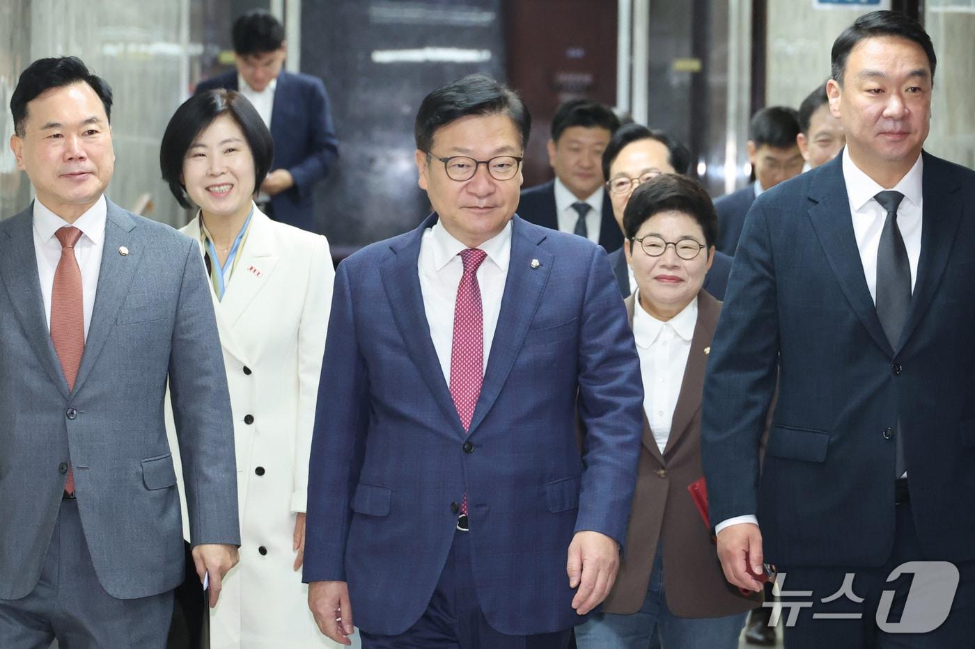 본문 이미지 - 정점식 국민의힘 원내대표가 18일 서울 여의도 국회에서 열린 원내대책회의에 참석하고 있다. 2026.9.18 ⓒ 뉴스1 신웅수 기자