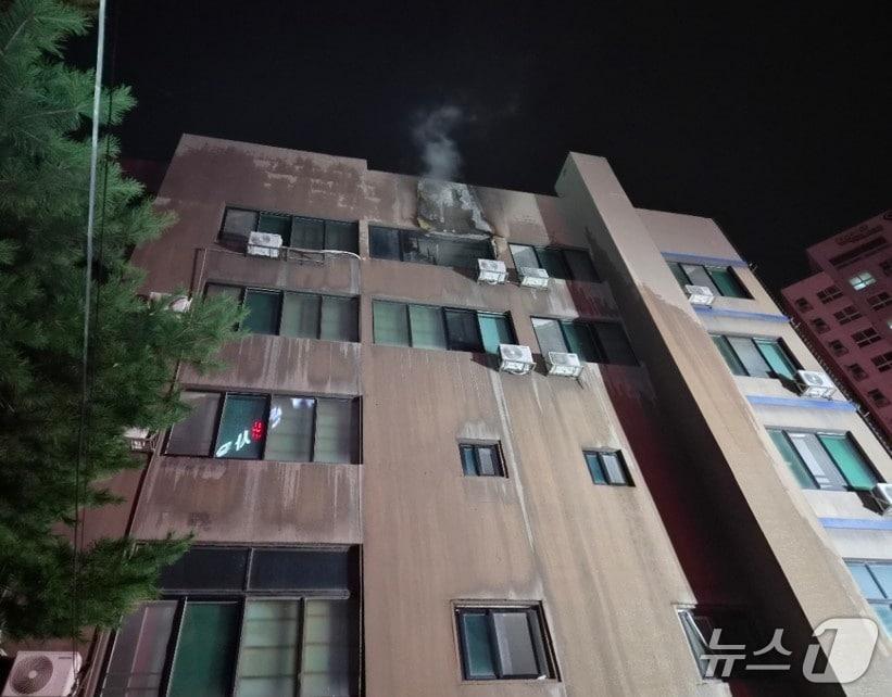 본문 이미지 - 18일 오전 3시9분께 대전 유성구 봉명동의 한 숙박업소에서 불이 나 50분 만에 꺼졌다.(대전소방본부 제공) /뉴스1