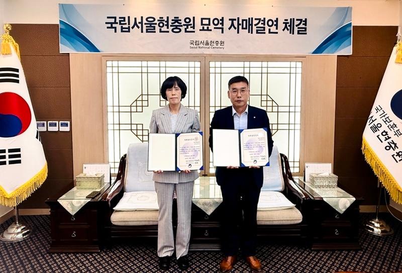 본문 이미지 - 왼쪽부터 국립서울현충원 송현숙 관리과장과 (주)아성다이소 관계자가 기념사진을 촬영하고 있다. (아성다이소 제공)