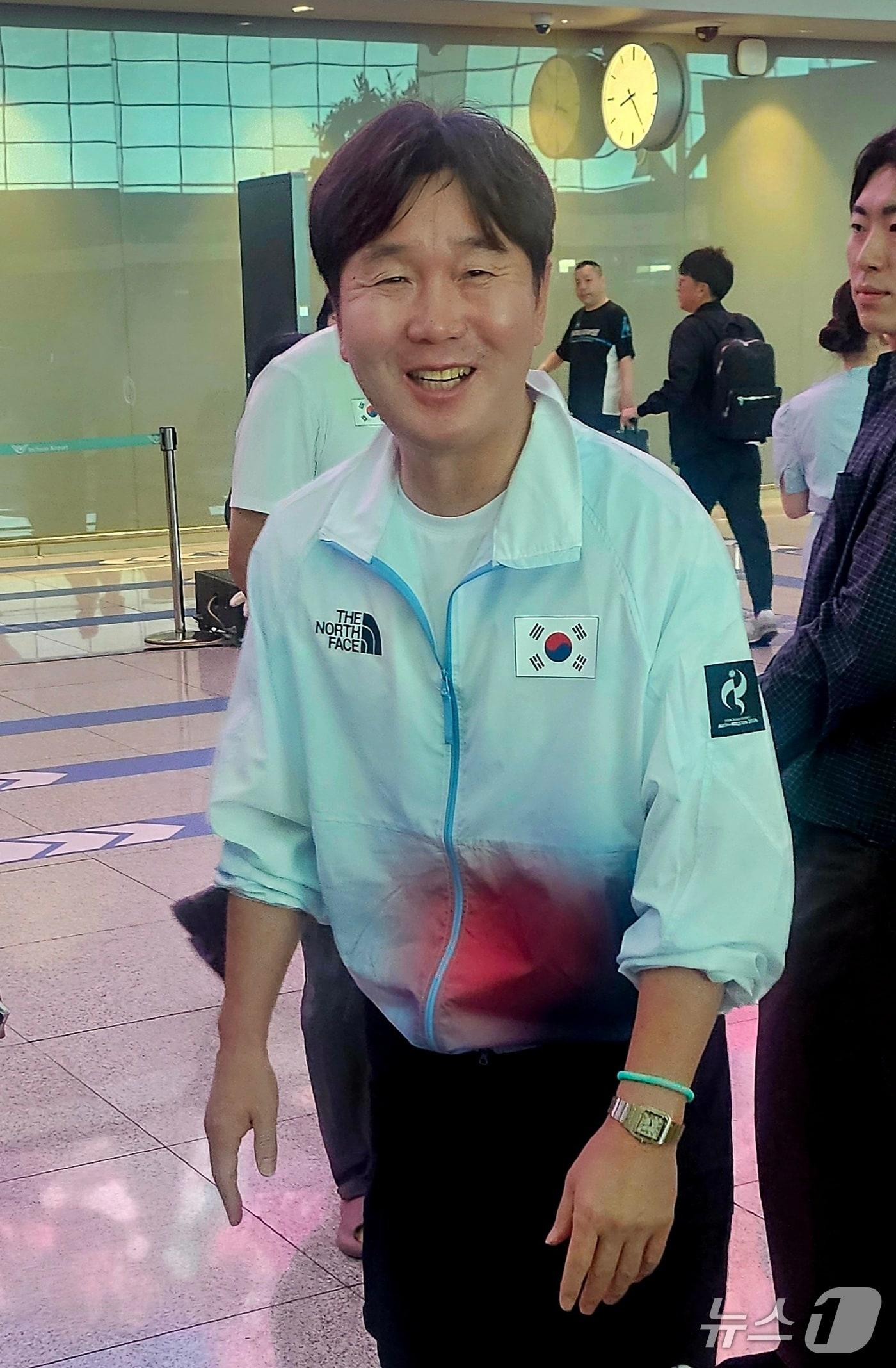 본문 이미지 - 류지현 야구 대표팀 감독이 18일 인천국제공항에서 출국 전 인사하고 있다. ⓒ News1 권혁준 기자
