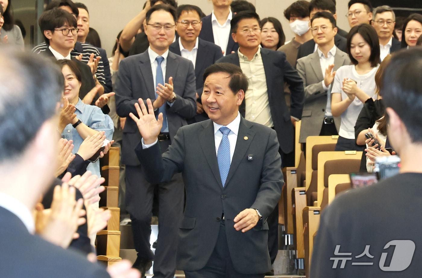본문 이미지 - 구윤철 부총리 겸 재정경제부 장관이 18일 세종시 정부세종청사에서 이임식을 겸한 직원들과 마지막 타운홀 미팅에 참석하며 인사하고 있다. 2026.9.18 ⓒ 뉴스1 김기남 기자