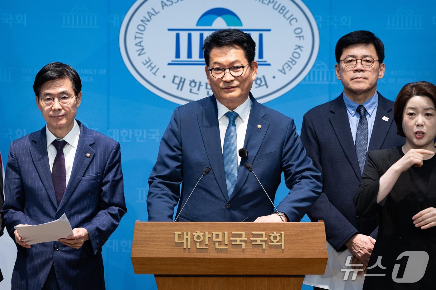 본문 이미지 - 송영길 더불어민주당 의원을 비롯한 여야 의원들이 18일 서울 여의도 국회 소통관에서 여야 의원 88인 '한반도 평화체제 구축 및 북미정상회담 개최 촉구 결의안' 발의 기자회견을 하고 있다. 왼쪽부터 조국혁신당 강경숙, 국민의힘 조경태, 더불어민주당 송영길, 조국혁신당 김준형 의원. 2026.9.18 ⓒ 뉴스1 유승관 기자