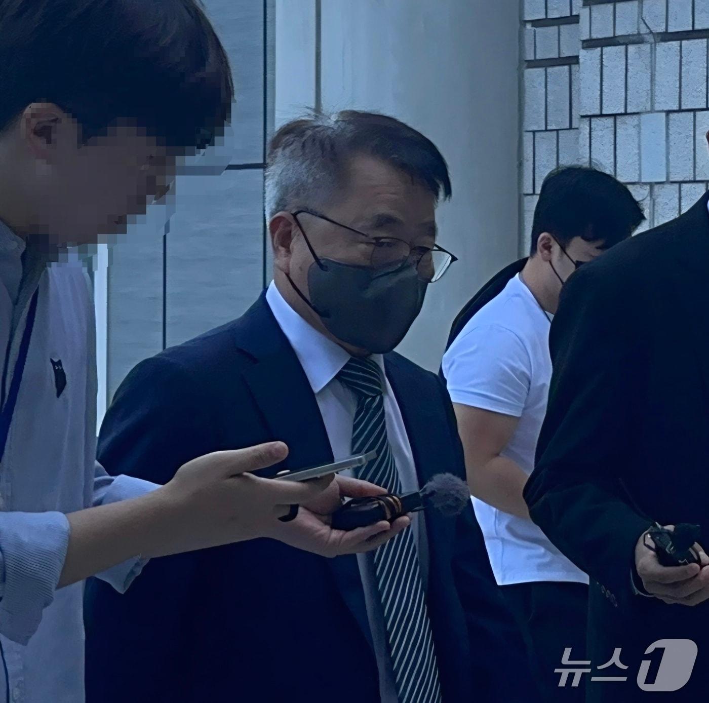 본문 이미지 - 석유화학제품 가격 담합에 가담한 혐의를 받는 장영수 전 PKC 대표이사가 18일 구속 전 피의자 심문(영장실질심사)을 받기 위해 서울중앙지법에 출석하고 있다. 2026.9.18/뉴스1 강서연 기자