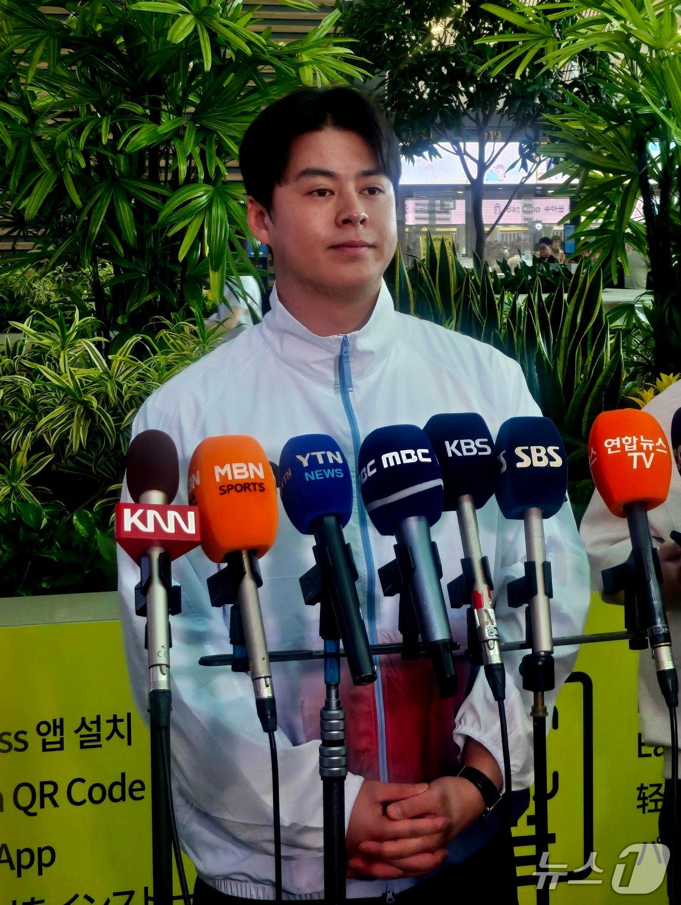 본문 이미지 - 야구대표팀 주장 노시환이 18일 인천국제공항에서 출국 전 취재진과 인터뷰하고 있다. ⓒ News1 권혁준 기자