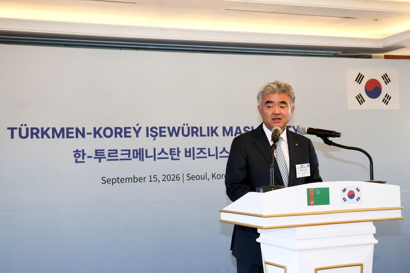 본문 이미지 - 정원주 대우건설 회장이 한-투르크메니스탄 비즈니스포럼에 참석해 발언하고 있다.(대우건설 제공)ⓒ 뉴스1
