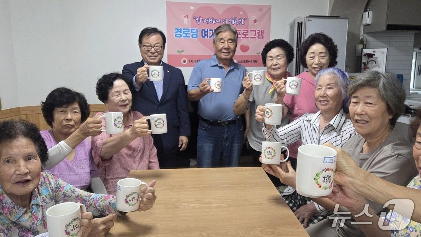 본문 이미지 - 증평군노인회의 '나만의 머그컵 만들기'에 동참한 경로당 어르신들이 자기의 머그컵을 들어 보이고 있다.(증평군 제공. 재판매 및 DB 금지)/2026.9.18/뉴스1