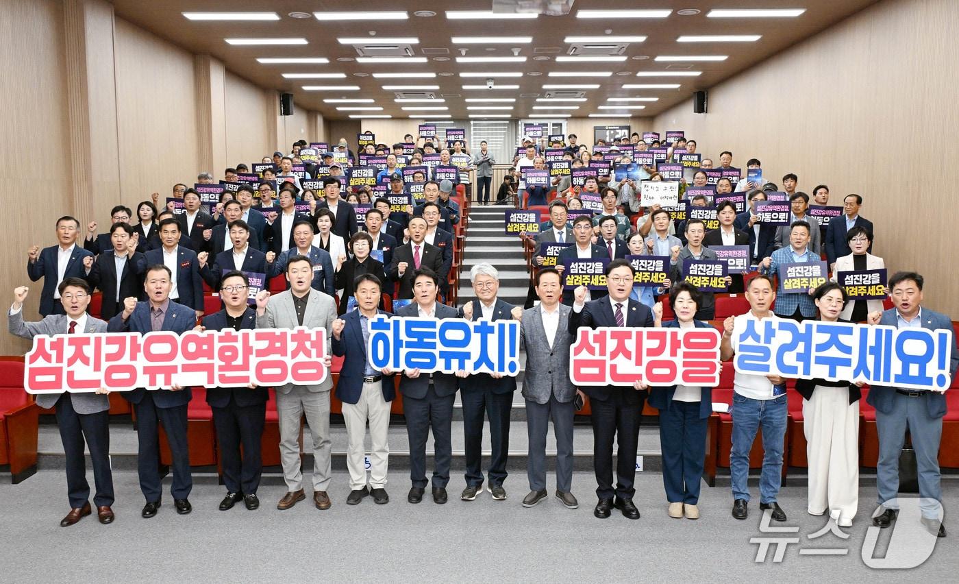 본문 이미지 - 경남도의회와 하동군이 17일 '섬진강 염해피해 등 대책수립 및 물관리 체계 마련을 위한 정책토론회'를 개최했다(하동군 제공. 재판매 및 DB 금지).