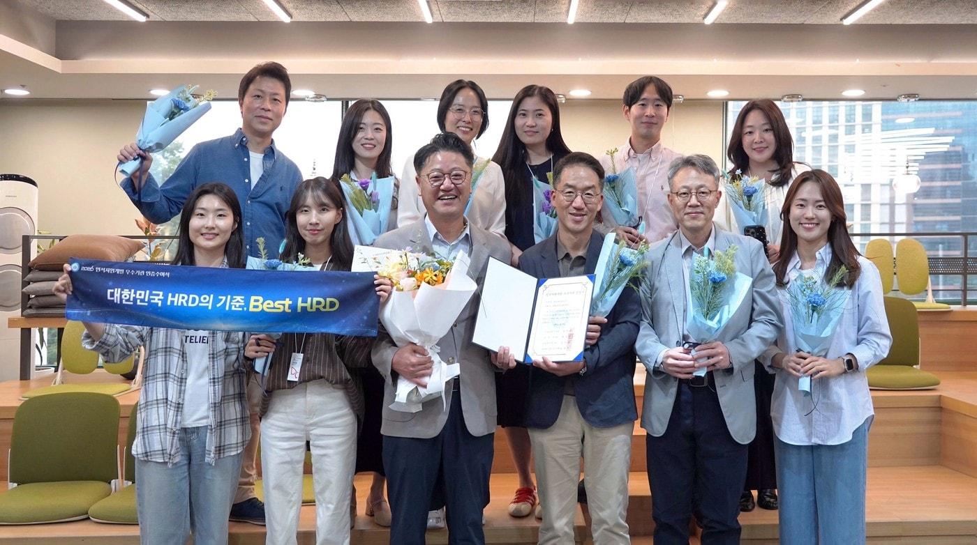 본문 이미지 - 인적자원개발 우수기관 인증 취득 후 기념 촬영하는 SK브로드밴드 민부식 기업문화센터장(앞줄 왼쪽에서 세 번째)과 임직원들 (SK브로드밴드 제공)