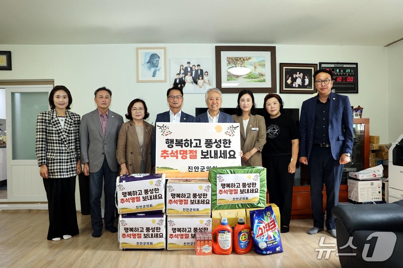 본문 이미지 - 전북 진안군의회가 사회복지시설을 방문해 생필품을 전달하고 있다.(의회 제공, 재판매 및 DB 금지)2026.9.18/뉴스1