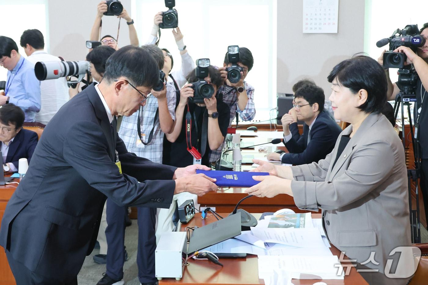 본문 이미지 - 최길수 특별감찰관 후보자가 18일 서울 여의도 국회 법제사법위원회에서 열린 인사청문회에서 선서문을 서영교 위원장에게 제출하고 있다. 2026.9.18 ⓒ 뉴스1 신웅수 기자